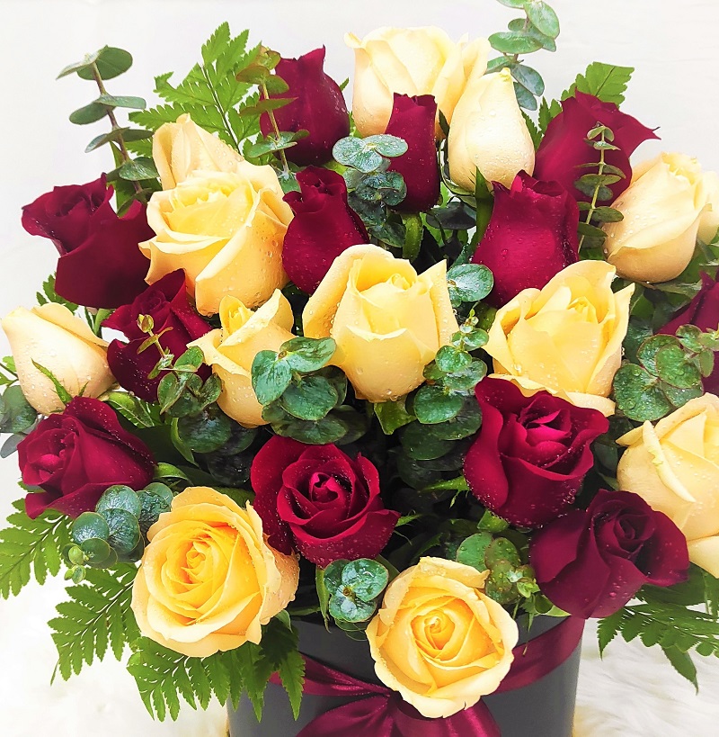 ba047a Mixed champagne & red roses in a box