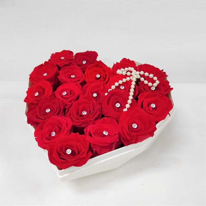 VB005_rose_box_valentine red roses in a see-through heartshape acrylic box