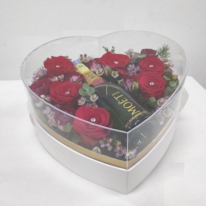 VB013_flower_box_with Mini_moet roses heartshape box with mini moet